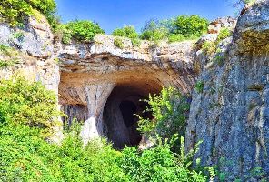 Пещера Проходна и Ловеч - еднодневна екскурзия с автобус
